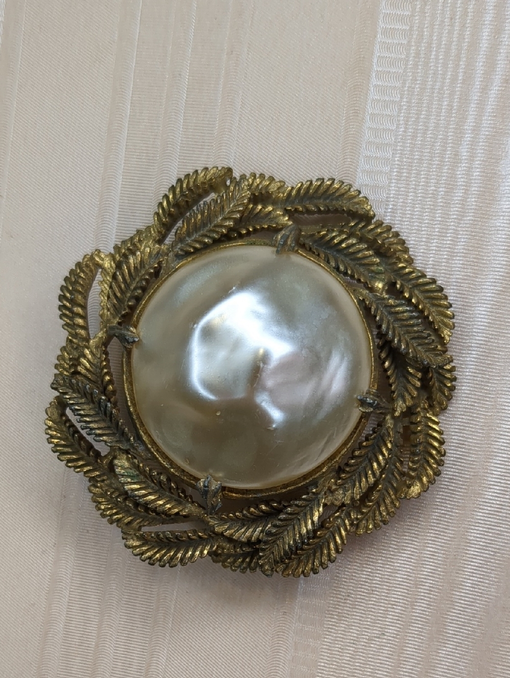 Vintage Gold-Tone Large Faux Pearl Brooch Cabochon Leaf Border MCM